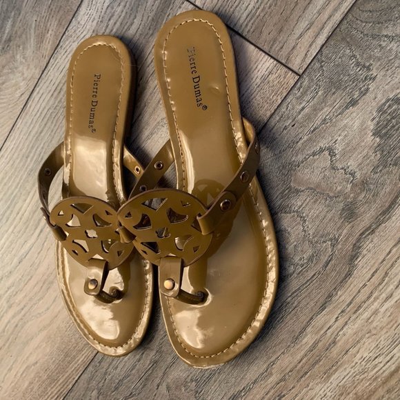 PIERRE DUMAS WOMEN'S LIMIT-20 MEDALLION FLIP FLOP SANDALS MOCHA 7.5 - Picture 2 of 8